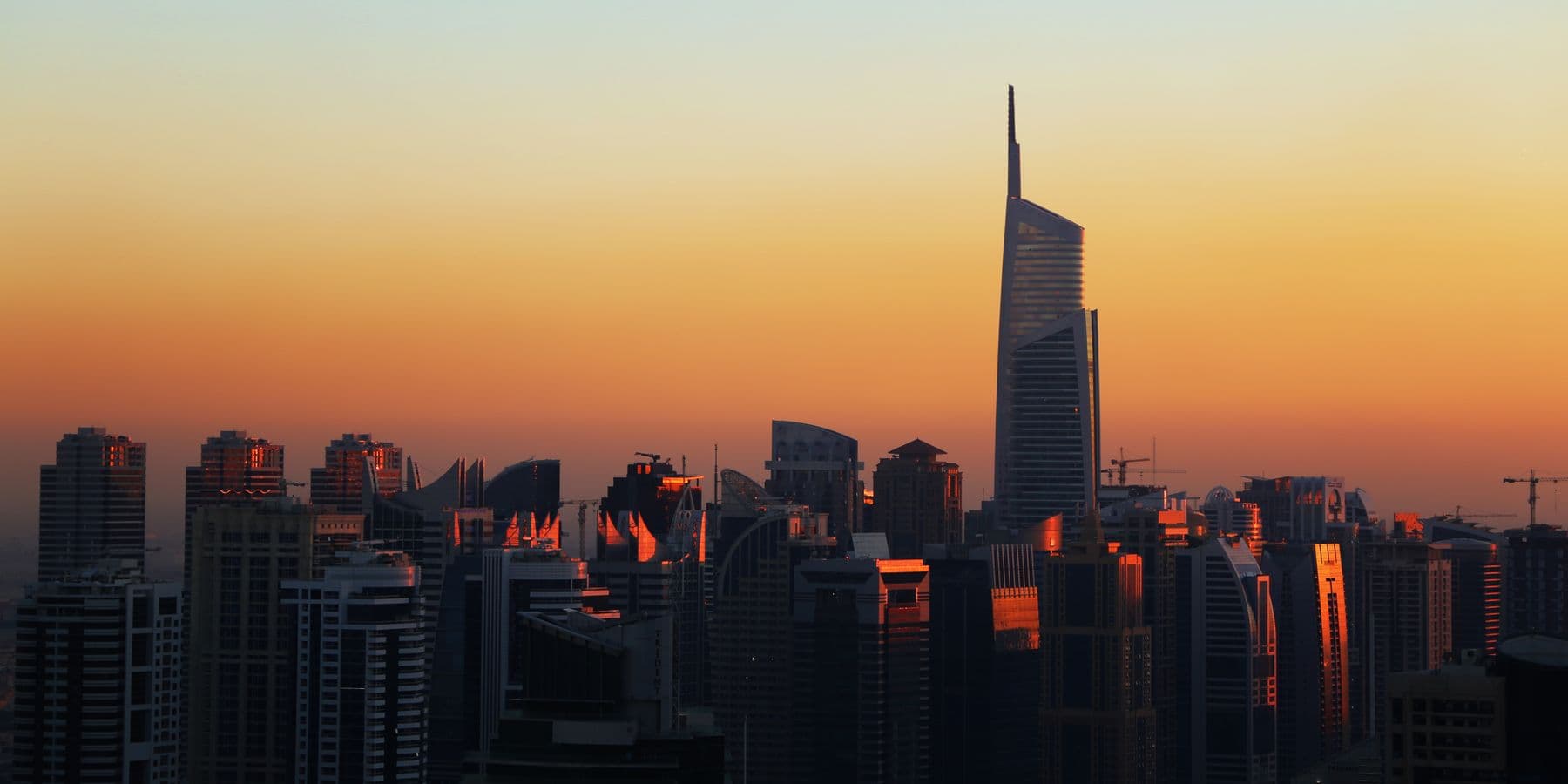 Silueta e qytetit të Dubait në perëndim të diellit